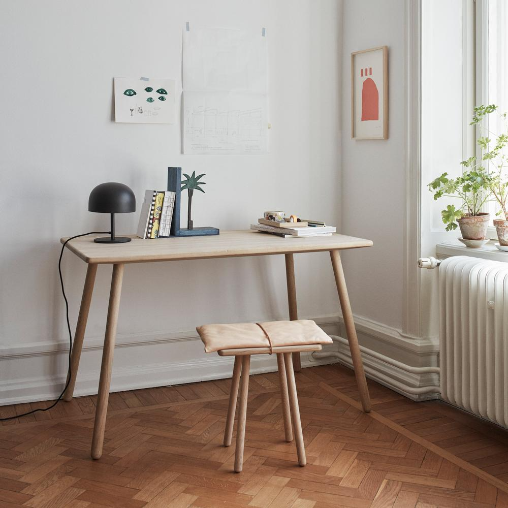 这张生活场景照片中，GOODEE 展示了一张带有家居装饰品的桌子，以提供设计灵感并展示比例。GOODEE